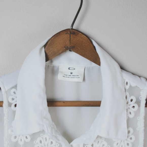 UO // Sleeveless Floral Eyelet Blouse - Picture 2 of 4